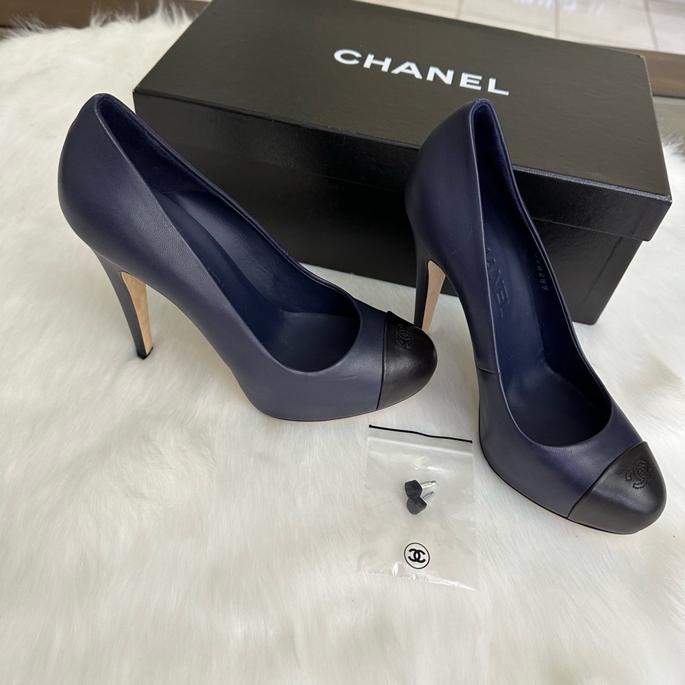 Auth Chanel Heels 👠 Excellent condition - Picture 3 of 17